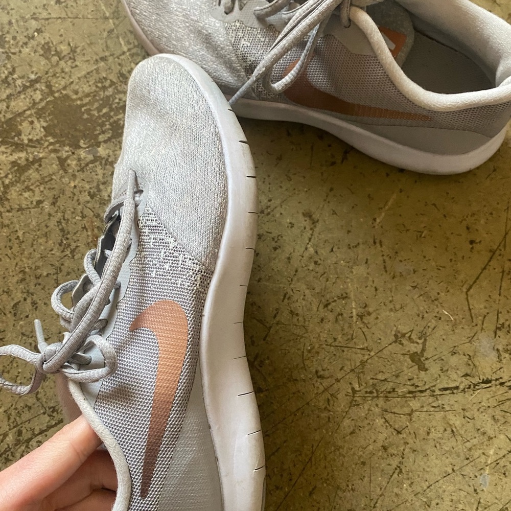 US Women’s Size 6 Nike Rosegold Flex contact shoe